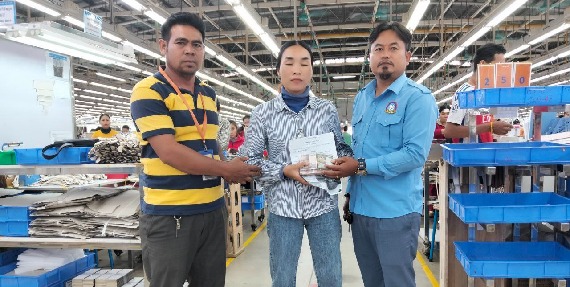 តំណាងសហជីពទឹកចិត្តកម្មករកម្ពុជា ប្រចាំក្រុមហ៊ុន វេនធូរ៉ា លេឌើរវែរ អឹមអេហ្វវ៉ាយ (ស៊ីឌី) ឯ.ក បានរៃអង្គាសថវិកាចំនួន២៣៥,៣០០រៀលជូនទៅដល់កម្មការិនីម្នាក់ដែលប្ដីរបស់គាត់កើតជំងឺទឹកនោមផ្អែមធ្ងន់ធ្ងរ