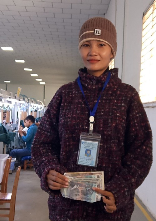 លោកស្រី សុខ ឡាំងអេង តំណាងសហជីពទឹកចិត្ដយុវជនកម្ពុជា ប្រចាំក្រុមហ៊ុន រិច ស្ព្រីង រីវើរ នីតធីង (ខេមបូឌា) ឯ.ក បានផ្ដល់ប្រាក់ឧបត្ថម្ភចំនួនរៀល ៩០,០០០ជូនសមាជិកសហជីព១នាក់