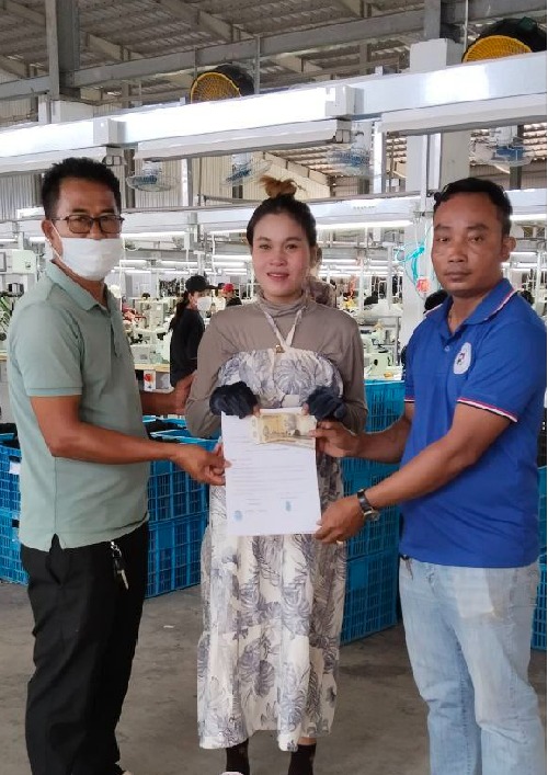 តំណាងសហជីពកម្លាំងចិត្តកម្មករកម្ពុជា ប្រចាំក្រុមហ៊ុន ស៊ីយីហ្វេង ស្ព័តធីង ហ្គូដស៍ បានផ្ដល់ប្រាក់ឧបត្ថម្ភចំនួន២៧០,០០០រៀលជូនកម្មករដែលរៀបអាពាហ៍ពិពាហ៍និងសម្រាលកូនចំនួន៣នាក់