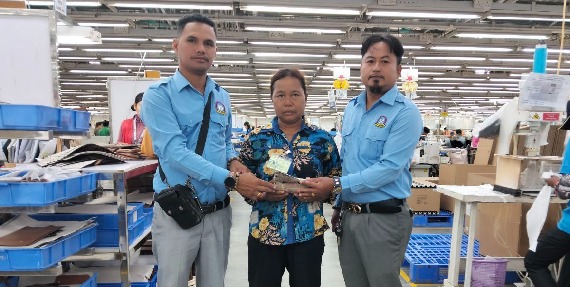 លោក សែ ចិត និងក្រុមការងារតំណាងសហជីពទឹកចិត្តកម្មករកម្ពុជា ប្រចាំក្រុមហ៊ុន វេនធូរ៉ា លេឌើរវែរ អឹមអេហ្វវ៉ាយ (ស៊ីឌី) ឯ.ក បាថរៃអង្គាសទឹកប្រាក់ចំនួន១៧១,៦០០រៀលជូនទៅដល់កម្មារនីម្នាក់ដែលឪពុករបស់គាត់បានទទូលមរណភាព