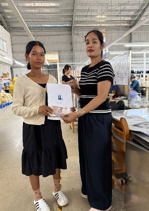 លោកស្រី រឹត ធា តំណាងសហជីពទឹកចិត្ដកម្មករកម្ពុជា ប្រចាំក្រុមហ៊ុន ឈីអានយីងតុងឡៃថ៍ អ៊ិនដាសស្រៀលប្រដាក់ ឯ.ក បានផ្ដល់ប្រាក់ឧបត្ថម្ភចំនួន៥៤០,០០០រៀល ជូនសមាជិកសហជីពចំនួន៦នាក់