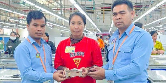 លោក សែ ចិត និងក្រុមការងារតំណាងសហជីពទឹកចិត្តកម្មករកម្ពុជា ប្រចាំក្រុមហ៊ុន វេនធូរ៉ា លេឌើរវែរ អឹមអេហ្វវ៉ាយ (ស៊ីឌី) ឯ.ក បាថរៃអង្គាសទឹកប្រាក់ចំនួន២៣០,៩០០រៀលជូនទៅដល់កម្មារនីម្នាក់ដែលឪពុករបស់គាត់បានទទួលមរណភាព