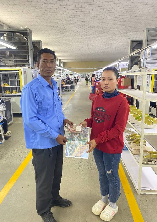 លោក អ៊ឹម ចាន់ថៃ តំណាងសហជីព ជំនឿចិត្តកម្មករកម្ពុជា ប្រចាំក្រុមហ៊ុន ឡូរិនហ៊្វូត វែរ ឯ.ក បានរៃអង្គាសថវិកាចំនួន២៣៥,០០០រៀលជូនទៅដល់កម្មការិនីម្នាក់ដែលជួបទុក្ខលំបាកលោកយាយរបស់គាត់ឈឺ