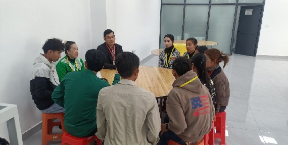 តំណាងសហជីពទឹកចិត្តកម្មករកម្ពុជា ប្រចាំក្រុមហ៊ុន អេច-ស៊ីនដា ស៊ូ (ខេមបូឌា) ឌីវេឡុបម៊ិន ឯ.ក បានឧបត្ថម្ភទឹកប្រាក់ចំនួន៥៤០,០០០រៀលជូនទៅដល់កម្មករចំនួន៦នាក់