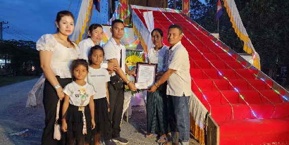 លោក សូត្រ សុជាតិ  និងក្រុមការងារសហជីពទឹកចិត្ដកម្មករកម្ពុជា បានចូលរួមរំលែកទុក្ខដ៏ក្រៀមក្រំបំផុតចំពោះ លោកស្រី ប៊ុត សំណាង ប្រធានសហជីពប្រចាំក្រុមហ៊ុន  ហ្វាស ម៉េកឃីង ឯ.ក