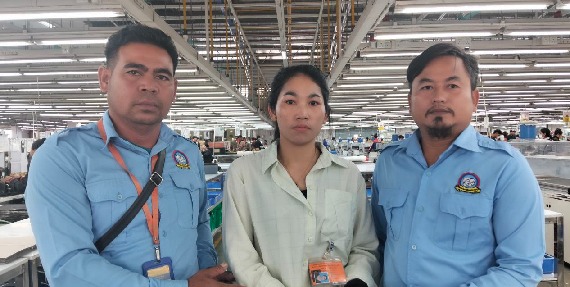 លោក សែ ចិត និងក្រុមការងារតំណាងសហជីពទឹកចិត្តកម្មករកម្ពុជា ប្រចាំក្រុមហ៊ុន វេនធូរ៉ា លេឌើរវែរ អឹមអេហ្វវ៉ាយ (ស៊ីឌី) ឯ.ក បាថរៃអង្គាសទឹកប្រាក់ចំនួន២០៣,៩០០រៀលជូនទៅដល់កម្មារនីម្នាក់ដែលម្ដាយរបស់គាត់បានទទួលមរណភាព