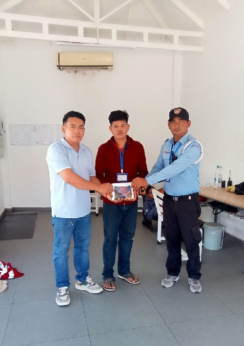 លោក ទិត  សុភានិង លោក ឌី សំបាន តំណាងសហជីពទឹកចិត្ដកម្មករកម្ពុជា ប្រចាំក្រុមហ៊ុន អេជេ ថេកស្ថាយ ឯ.ក បានយកប្រាក់ឧបត្ថម្ភចំនួន២៦៣,៨០០រៀលជូនប្រពន្ធរបស់កម្មករម្នាក់ដែលឈឺធ្ងន់សម្រាកនៅមន្ទីពេទ្យ