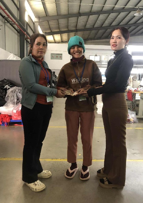 លោកស្រី យីម ចន្ថា តំណាងសហជីពមួលដ្ធាន ប្រចាំក្រុមហ៊ុន ហុងរួយ ប៊ែក (ខេមបូឌា) ឯ.ក បានឧបត្ថម្ភទឹកប្រាក់ចំនួន៩០,០០០រៀលជូនទៅសមាជិកសហជីពម្នាក់ដែលសម្រាលកូន