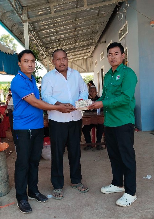 លោក សែ ពុធ និងក្រុមការងារតំណាងសហជីពកម្លាំងចិត្តកម្មករកម្ពុជា ប្រចាំក្រុមហ៊ុន ស៊ីយីហ្វេង ស្ព័តធីង ហ្គូដស៍ បានរៃអង្គាសទឹកប្រាក់និងឧបត្ថម្ភទឹកប្រាក់សរុបចំនួន៨,០៦៧,០០០រៀលជូនសមាជិកសហជីពម្នាក់ដែលគាត់បានទទួលមរណភាពដោយជួបគ្រោះថ្នាក់ចរាចរណ៍