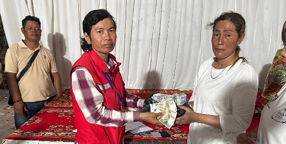 តំណាងសហជីពទឹកចិត្តកម្មករកម្ពុជា ប្រចាំក្រុមហ៊ុន ដាប់ប៊ែលយូ&ជេ (ខេមបូឌា) ឯ.ក បាននាំយកថវិកាចំនួន ២៧៩,៤១ដុល្លានិងលុយខ្មែរចំនួន៧០០,៨០០រៀលជូនទៅដល់កម្មករម្នាក់ដែលទទួលមរណភាពដោយជួបគ្រោះថ្នាក់ចរាចរណ៍