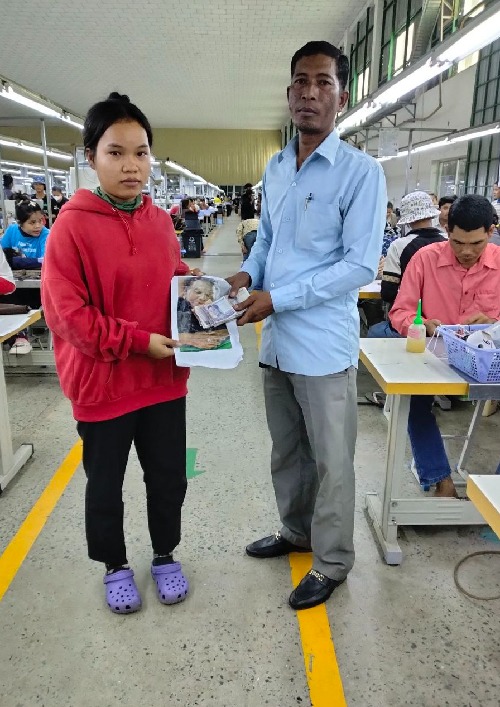 លោក អ៊ឹម ចាន់ថៃ តំណាងសហជីព ជំនឿចិត្តកម្មករកម្ពុជា ប្រចាំក្រុមហ៊ុន ឡូរិនហ៊្វូត វែរ ឯ.ក បានរៃអង្គាសថវិកាចំនួន២០៣,០០០រៀលជូនទៅដល់សមាជិកសហជីពម្នាក់ដែលគាត់ជួបទុក្ខលោកតារបស់គាត់បានទទួលមរណភាព