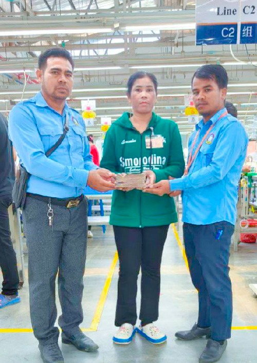 លោក សែ ចិត និងក្រុមការងារតំណាងសហជីពទឹកចិត្តកម្មករកម្ពុជា ប្រចាំក្រុមហ៊ុន វេនធូរ៉ា លេឌើរវែរ អឹមអេហ្វវ៉ាយ (ស៊ីឌី) ឯ.ក បាថរៃអង្គាសទឹកប្រាក់ចំនួន១៥៦,០០០រៀលជូនទៅដល់សមាជិកសហជីពម្នាក់ដែលឪពុករបស់គាត់បានទទួលមរណភាព