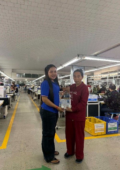 លោក អ៊ឹម ចាន់ថៃ តំណាងសហជីព ជំនឿចិត្តកម្មករកម្ពុជា ប្រចាំក្រុមហ៊ុន ឡូរិនហ៊្វូត វែរ ឯ.ក បានឧបត្ថម្ភទឹកប្រាក់ចំនួន២១០,០០០រៀលជូនទៅដល់សមាជិកសហជីពម្នាក់ដែលគាត់ជួបទុក្ខប្ដីរបស់គាត់បានទទួលមរណភាព