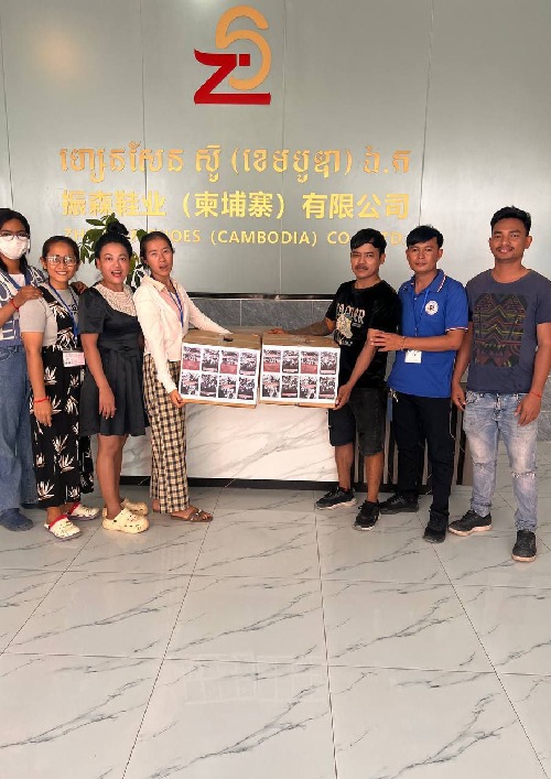 តំណាងសហជីពទឹកចិត្តស្រ្តីកម្ពុជា ប្រចាំក្រុមហ៊ុន ហ្សេនសែន ស៊ូ (ខេមបូឌា) ឯ.ក បានរៃអង្គាសមូលនិធិទឹកប្រាក់ចំនួន៦០១,០០០រៀលជូនទៅវីរកងទ័ពនៅជួរមុខនិងជនភៀសសឹក