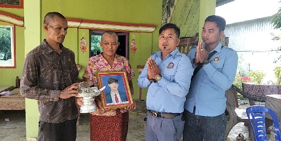 លោក សែ ចិត និងក្រុមការងារតំណាងសហជីពទឹកចិត្តកម្មករកម្ពុជា ប្រចាំក្រុមហ៊ុន វេនធូរ៉ា លេឌើរវែរ អឹមអេហ្វវ៉ាយ (ស៊ីឌី) ឯ.ក បានរៃអង្គាសប្រាក់ចំនួន១,៤៤២,៤០០រៀលជូនទៅកម្មករម្នាក់ដែលទទួលមរណភាព