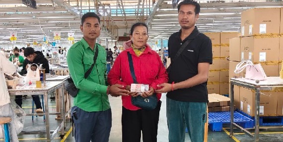 តំណាងសហជីពទឹកចិត្តកម្មករកម្ពុជា ប្រចាំក្រុមហ៊ុន វេនធូរ៉ា លេឌើរវែរ អឹមអេហ្វវ៉ាយ (ស៊ីឌី) ឯ.ក បានរៃអង្គាសប្រាក់ចំនួន២០២,៥០០រៀលជូនទៅកម្មករម្នាក់ដែលប្ដីរបស់គាត់បានទទួលមរណភាព