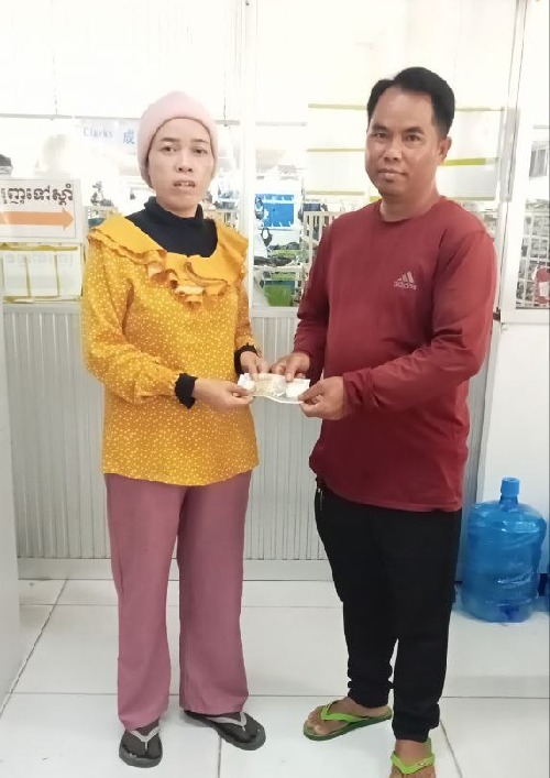 លោក សាត សុខនីម  តំណាងសហជីពទឹកចិត្ដកម្មករកម្ពុជា ប្រចាំក្រុមហ៊ុន ញ៉ូ អេធីធី ស៊ូ ម៉េកឃីង (ខេមបូឌា) ឯ.ក បានឧបត្ថម្ភប្រាក់ចំនួន៦០,០០០រៀលសមាជិកសហជីពដែលសម្រាលកូនរួច