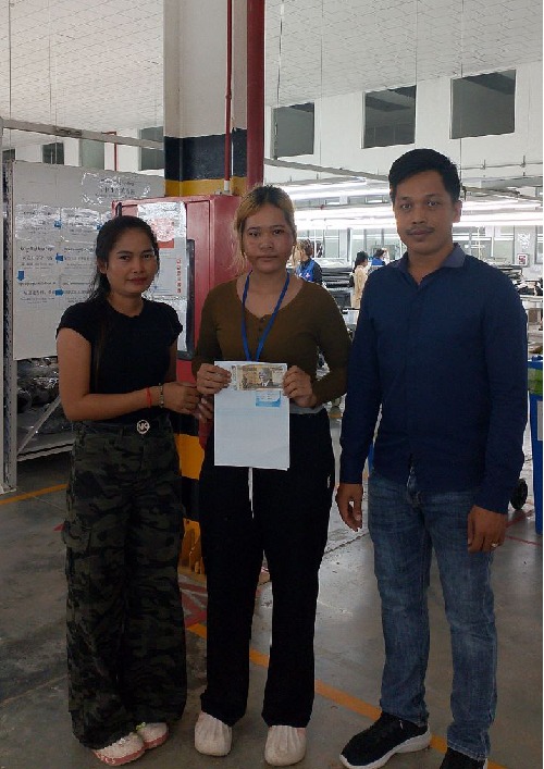 លោកស្រី ផល ភា តំណាងសហជីពទឹកចិត្ដកម្មករកម្ពុជា ប្រចាំក្រុមហ៊ុន អេស្ទើរ ស្កាយ ហ្គាម៉ិន ឯ.ក បានផ្ដល់ប្រាក់ឧបត្ថម្ភចំនួន៣០០,០០០រៀល ជូនសមាជិកសហជីពចំនួន៣នាក់