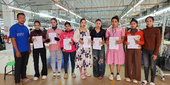 លោក សុន សុភ័ក្ដ និងក្រុមការងារសហជីពទឹកចិត្ដកម្មករកម្ពុជាប្រចាំក្រុមហ៊ុន យ៉ុងហេងស៊ីង លេឌើរ (ខេមបូឌា) ឯ.ក បានឧបត្ថម្ភប្រាក់ចំនួន៥៦០,០០០រៀល ជូនសមាជិកសហជីពចំនួន៧នាក់