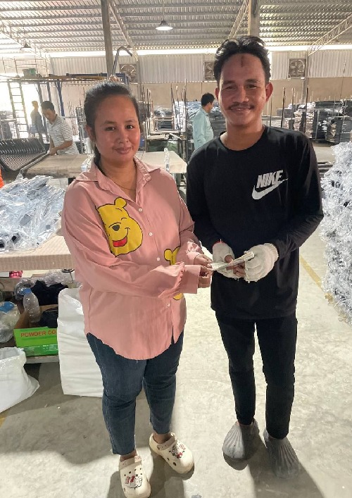 លោកស្រី នៅ ស្រីនិត និងក្រុមការងារសហជីពជំនឿចិត្ដកម្មករកម្ពុជានៃក្រុមហ៊ុន គីនវ៉េ (ខេមបូឌា) អ៊ិនធើលីជេន ហូម ហ្វរនីស៊ីង មេនូហ្វេកឈ័រ ឯ.ក បានឧបត្ថម្ភប្រាក់ចំនួន៦០,០០០រៀល ជូនទៅកម្មករម្នាក់ដែលជួបគ្រោះថ្នាក់ចរាចណ៍