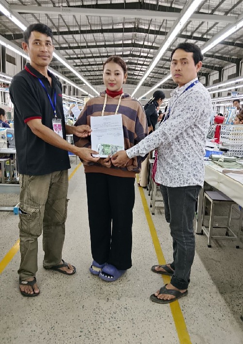 លោក នុច រ៉ុង តំណាងសហជីពជំនឿចិត្តកម្មករកម្ពុជា ប្រចាំក្រុមហ៊ុន វេម ហ្វា ហ៊ែនប៊ែក (ខេមបូឌា) ឯ.ក បានផ្ដល់ប្រាក់ឧបត្ថម្ភចំនួន ៤០០,០០០រៀលជូនកម្មករ-កម្មការនីចំនួន៤នាក់