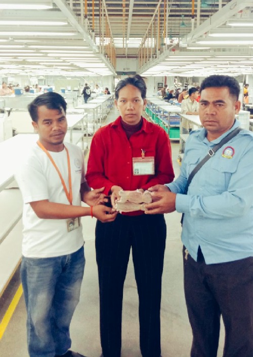 លោក សែ ចិត និងក្រុមការងារសហជីពតំណាងសហជីពទឹកចិត្តកម្មករកម្ពុជា ប្រចាំក្រុមហ៊ុន វេនធូរ៉ា លេឌើរវែរ អឹមអេហ្វវ៉ាយ (ស៊ីឌី) ឯ.ក បានរៃអង្គាសប្រាក់ចំនួន២២០,៨០០រៀលជូនទៅកម្មករម្នាក់ដែលម្ដាយរបស់គាត់បានទទួលមរណភាព