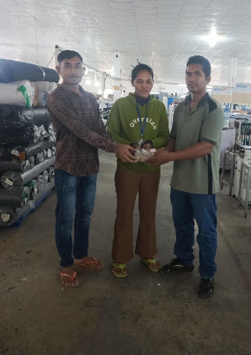 តំណាងសហជីពទឹកចិត្តកម្មករកម្ពុជា ប្រចាំក្រុមហ៊ុន ហុន ធីហ្សឺ លេឌើ (ខេមបូឌា) ឯ.ក បានរៃអង្គាសទឺកប្រាក់ចំនួន២៣៥,២០០រៀលជូនកម្មការនីម្នាក់ដែលម្ដាយរបស់គាត់ទទួលមរណភាព