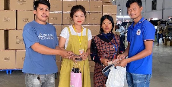 លោក ជូ រ៉ាគីន តំណាងសហជីពទឹកចិត្ដកម្មករកម្ពុជា ប្រចាំក្រុមហ៊ុន អេនយូ (ខេមបូឌា) ប៊ែក ឯ.ក បានផ្ដល់ប្រាក់ឧបត្ថម្ភចំនួន២០០,០០០រៀលជូនសមាជិកសហជីពចំនួន២នាក់