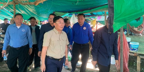 មូលនិធិសប្បុរសធម៌ដើម្បីសុភមង្គលកម្មករ ប្រគល់ជំនួយចាំបាច់ដល់ជនភៀសសឹក ៣០០គ្រួសារ នៅខេត្តឧត្តរមានជ័យ