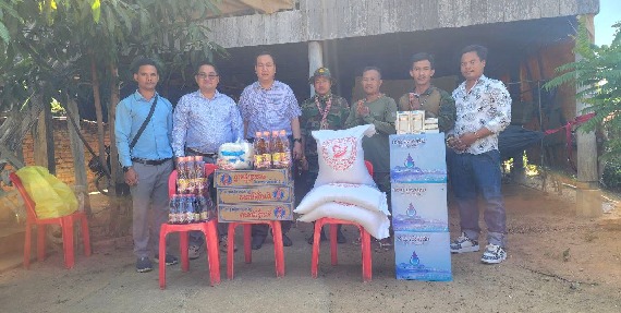 ឯកឧត្តម លី វីចិត្រទីប្រឹក្សាក្រសួងមហាផ្ទៃនិងជាប្រធានមូលនិធិសប្បុរសធម៌ដើម្បីសុភមង្គលកម្មករបានដឹកនាំក្រុមការងារមូលនិធិសប្បុរសធម៌ដើម្បីសុភមង្គលកម្មករបានចុះទៅសួរសុខទុកនិងនាំយកសម្ភារៈនិងថវិការចំនួន៤៥០,០០០រៀលេជូមទៅកងទ័ពជួរមុខចំនួន៣នាក់