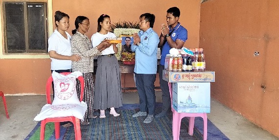 លោក សែ ចិត និងក្រុមការងារសហជីពតំណាងសហជីពទឹកចិត្តកម្មករកម្ពុជា ប្រចាំក្រុមហ៊ុន វេនធូរ៉ា លេឌើរវែរ អឹមអេហ្វវ៉ាយ (ស៊ីឌី) ឯ.ក បានរៃអង្គាសប្រាក់ចំនួន៤៣៤,៩០០រៀលជូនទៅគ្រួសារសពវីរៈកងទ័ពដែលគាត់បានពាក់លីជីវិតក្នុងពេលឈរជើងការពារទឹកដីនៅសមរភូមិមុខ