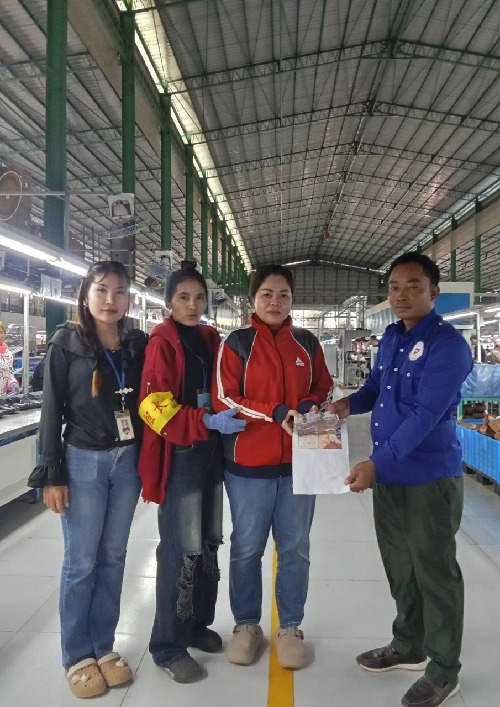 លោក សែ ពុធ និងក្រុមការងារតំណាងសហជីពកំលាំងចិត្តកម្មករកម្ពុជា ប្រចាំក្រុមហ៊ុន ស៊ីយីហ្វេង ស្ព័តធីង ហ្គូដស៍ បានរៃអង្គាសទឹកប្រាក់និងឧបត្ថម្ភទឹកប្រាក់សរុបចំនួន២៣០,០០០រៀលជូនប្អូនស្រីម្នាក់ដែលគាត់ជួបគ្រោះថ្នាក់ចរាចរណ៍