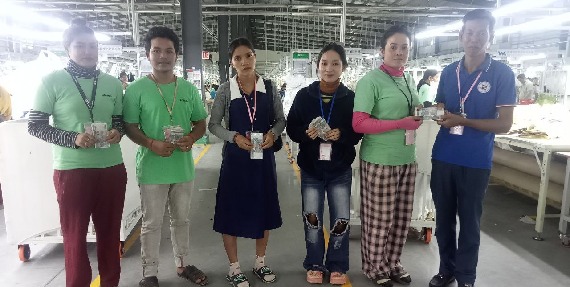 លោក ម៉ៃ ផល្លា តំណាងសហជីពកំលាំងចិត្តកម្មករកម្ពុជា ប្រចាំក្រុមហ៊ុន ហ៊ន់ខូ (ខេមបូឌា) អ៊ិនដាសស្ទ្រៀល ឯ.ក បាននាំយកទឹកប្រាក់ចំនួន ៤៥០,០០០រៀលជូនសមាជិកសហជីពចំនួន៥នាក់