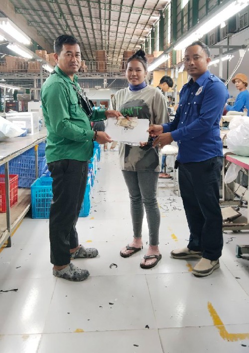 លោក សែ ពុធ និងក្រុមការងារតំណាងសហជីពកំលាំងចិត្តកម្មករកម្ពុជា ប្រចាំក្រុមហ៊ុន ស៊ីយីហ្វេង ស្ព័តធីង ហ្គូដស៍ បានឧបត្ថម្ភទឹកប្រាក់សរុបចំនួន៩០,០០០រៀលជូនដល់កម្មការនីចំនួន២នាក់