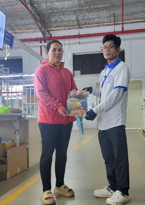 លោក គង់ សំអឿន តំណាងសហជីពទឹកចិត្តកម្មករកម្ពុជា ប្រចាំក្រុមហ៊ុន ប្រាយម៍ ស្ទីតធ៍  ឯ.ក CO., LTD បានរៃអង្គាសថវិកាចំនួន១៧៦,៥០០រៀលជូនទៅដល់កម្មការិនីម្នាក់ដែលឪពុករបស់គាត់បានទទួលការវះកាត់