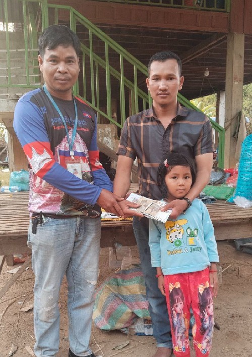 លោក គង់ សំអឿន តំណាងសហជីពទឹកចិត្តកម្មករកម្ពុជា ប្រចាំក្រុមហ៊ុន ប្រាយម៍ ស្ទីតធ៍  ឯ.ក CO., LTD បានរៃអង្គាសថវិកាចំនួន៦៧៤,៤០០រៀលជូនទៅដល់កម្មការិនីម្នាក់ដែលគាត់បានទទួលមរណភាព