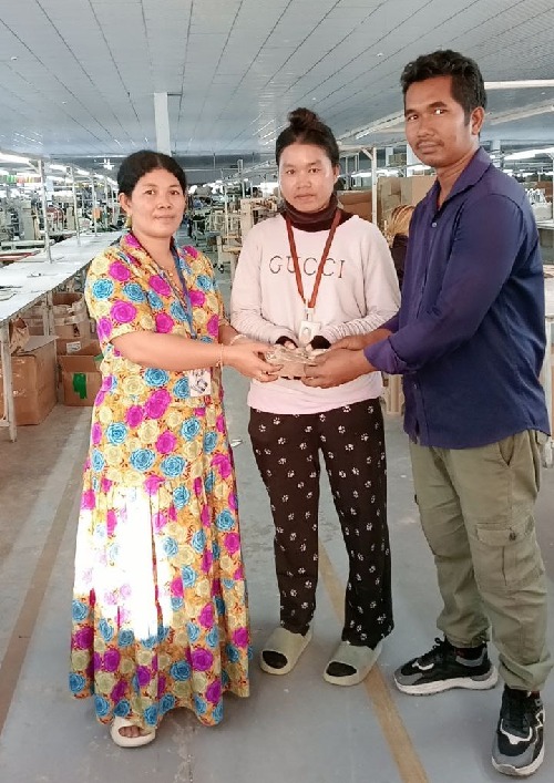 តំណាងសហជីពទឹកចិត្តកម្មករកម្ពុជា ប្រចាំក្រុមហ៊ុន ហុន ធីហ្សឺ លេឌើ (ខេមបូឌា) ឯ.ក បានរៃអង្គាសទឺកប្រាក់ចំនួន២៨២,៥០០រៀលជូនកម្មការនីម្នាក់ដែលម្ដាយរបស់គាត់ទទួលមរណភាពដោយគ្រោះថ្នាក់ចរាចរណ៍