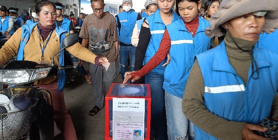 តំណាងសហជីពទឹកចិត្តកម្មករកម្ពុជា ប្រចាំក្រុមហ៊ុន ដាប់ប៊ែលយូ&ជេ (ខេមបូឌា) ឯ.ក បាននាំយកថវិកាចំនួន៦៦០,០០០រៀលជូនទៅដល់កម្មករម្នាក់ដែលគាត់ជួបគ្រោះថ្នាក់ចរាចរណ៍សម្រាកនៅមន្ទីពេទ្យ