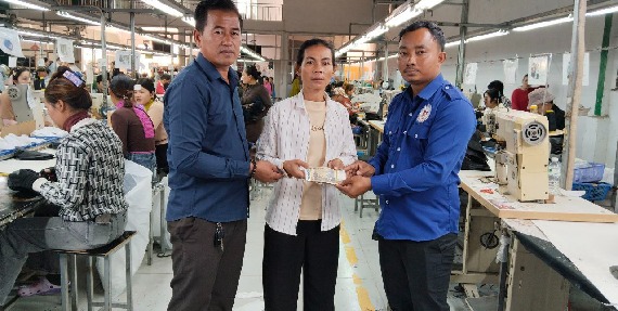 លោក សែ ពុធ និងក្រុមការងារតំណាងសហជីពកំលាំងចិត្តកម្មករកម្ពុជា ប្រចាំក្រុមហ៊ុន ស៊ីយីហ្វេង ស្ព័តធីង ហ្គូដស៍ បានឧបត្ថម្ភទឹកប្រាក់សរុបចំនួន១៥០,០០០រៀលជូនដល់បងស្រីម្នាក់ដែលគាត់ជួបគ្រោះថ្នាក់ចរាចរណ៍