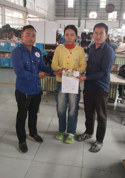 លោក សែ ពុធ និងក្រុមការងារតំណាងសហជីពកំលាំងចិត្តកម្មករកម្ពុជា ប្រចាំក្រុមហ៊ុន ស៊ីយីហ្វេង ស្ព័តធីង ហ្គូដស៍ បានឧបត្ថម្ភទឹកប្រាក់សរុបចំនួន៩០,០០០រៀលជូនដល់ប្អូនស្រីម្នាក់ដែលគាត់បានសម្រាលកូន