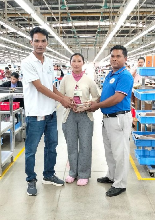 លោក សែ ចិត និងក្រុមការងារសហជីពតំណាងសហជីពទឹកចិត្តកម្មករកម្ពុជា ប្រចាំក្រុមហ៊ុន វេនធូរ៉ា លេឌើរវែរ អឹមអេហ្វវ៉ាយ (ស៊ីឌី) ឯ.ក បានរៃអង្គាសប្រាក់ចំនួន២២២,៩០០រៀលជូនទៅប្អូនស្រីម្នាក់ដែលម្ដាយគាត់បានទទួលមរណភាព