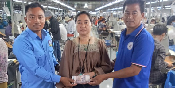 លោក សែ ពុធ និងក្រុមការងារតំណាងសហជីពកំលាំងចិត្តកម្មករកម្ពុជា ប្រចាំក្រុមហ៊ុន ស៊ីយីហ្វេង ស្ព័តធីង ហ្គូដស៍ បានរៃអង្គាសទឹកប្រាក់សរុបចំនួន១៥០,០០០រៀលជូនដល់ប្អូនស្រីម្នាក់ដែលម្ដាយរបស់គាត់ទទួលមរណភាពដោយសារជំងឺរោគាពាទ