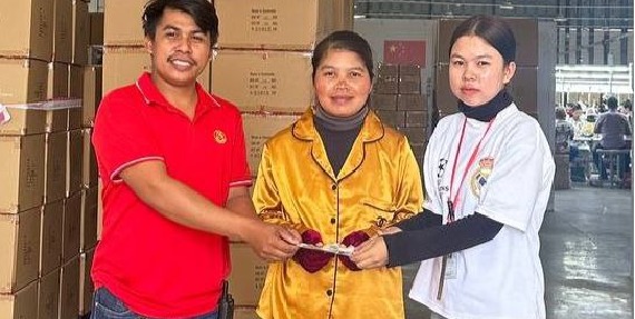 លោក អ៊ុំ ផាន់ណានិងក្រុមការងារ តំណាងសហជីពទឹកចិត្ដកម្មករកម្ពុជា ប្រចាំក្រុមហ៊ុន អេនយូ (ខេមបូឌា) ប៊ែក ឯ.ក បានផ្ដល់ប្រាក់ឧបត្ថម្ភចំនួន១០០,០០០រៀលជូនសមាជិកសហជីពដែលសម្រាលកូន