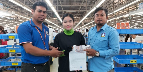 លោក សែ ចិត និងក្រុមការងារសហជីពតំណាងសហជីពទឹកចិត្តកម្មករកម្ពុជា ប្រចាំក្រុមហ៊ុន វេនធូរ៉ា លេឌើរវែរ អឹមអេហ្វវ៉ាយ (ស៊ីឌី) ឯ.ក បានឧបត្ថម្ភទឹកប្រាក់ជូនដល់សមាជិកសហជីពចំនួន១៦នាក់