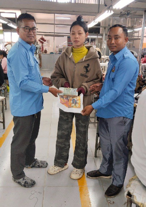 លោក សែ ពុធ និងក្រុមការងារតំណាងសហជីពកំលាំងចិត្តកម្មករកម្ពុជា ប្រចាំក្រុមហ៊ុន ស៊ីយីហ្វេង ស្ព័តធីង ហ្គូដស៍ បានរៃអង្គាសទឹកប្រាក់សរុបចំនួន៣៣០,៣០០រៀលជូនដល់ប្អូនស្រីម្នាក់ដែលរបស់ឪពុកគាត់ទទួលមរណភាពដោយសារជំងឺរោគាពាទ