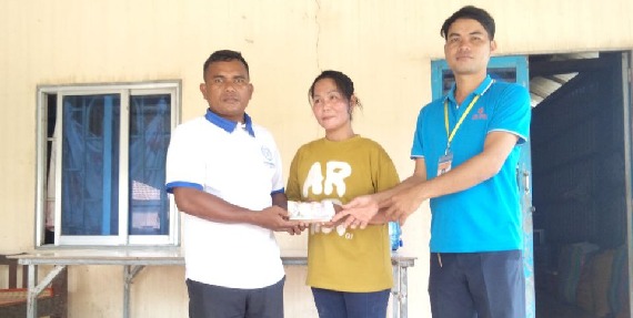 លោក អ៊ឹម ឌីណា តំណាងសហជីពសុភមង្គលកម្មករកម្ពុជា ប្រចាំក្រុមហ៊ុន មីឡានណាលេឌើរវែរ អឹមអេហ្វវ៉ាយ (ខេមបូឌា) ឯ.ក បានរៃអង្គាសទឹកប្រាក់ចំនួន២១៥,៣០០រៀលជូនកម្មការនីម្នាក់ដោយសារគាត់វះកាត់