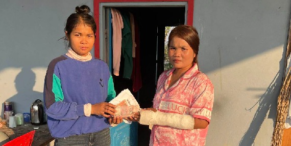 តំណាងសហជីពទឹកចិត្តកម្មករកម្ពុជា ប្រចាំក្រុមហ៊ុន ហុន ធីហ្សឺ លេឌើ (ខេមបូឌា) ឯ.ក បានរៃអង្គាសទឹកប្រាក់ចំនួន២៨២,០០០រៀលជូនកម្មការនីម្នាក់ដែលគាត់បានជួបគ្រោះថ្នាក់ចរាចរណ៍