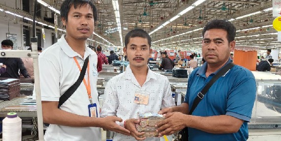 លោក សែ ចិត តំណាងសហជីពទឹកចិត្តកម្មករកម្ពុជា ប្រចាំរោងចក្រ វេនធូរ៉ា លេឌើរវែរ អឹមអេហ្វវ៉ាយ (ស៊ីឌី) ឯ.កបានរៃអង្គាសថវិកាចំនួន ៣៥០,៥០០រៀល ជូនសមាជិកសហជីពម្នាក់