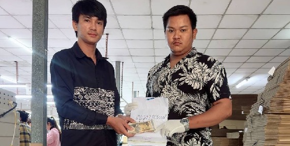 លោក គីម ទី តំណាងសហជីពទឹកចិត្តយុវជនកម្ពុជា ប្រចាំក្រុមហ៊ុន ចុង វ៉ី (ខេមបូឌា) មេនូហ្វេកឆឺរីង  ឯ.ក បានរៃអង្គាសថវិកាចំនួន ១៨៣,៥០០រៀល ជូនកម្មករម្នាក់