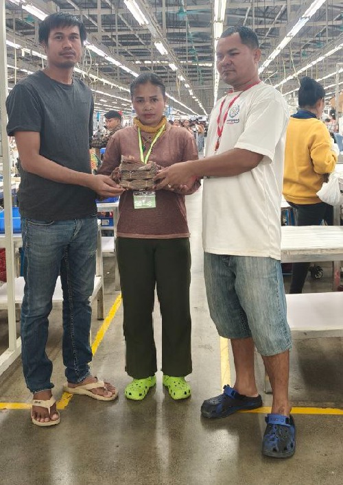 លោក សែ ចិត តំណាងសហជីពទឹកចិត្តកម្មករកម្ពុជា ប្រចាំរោងចក្រ វេនធូរ៉ា លេឌើរវែរ អឹមអេហ្វវ៉ាយ (ស៊ីឌី) ឯ.កបានរៃអង្គាសថវិកាចំនួន ៣៤៧,៤០០រៀល ជូនកម្មការនីម្នាក់